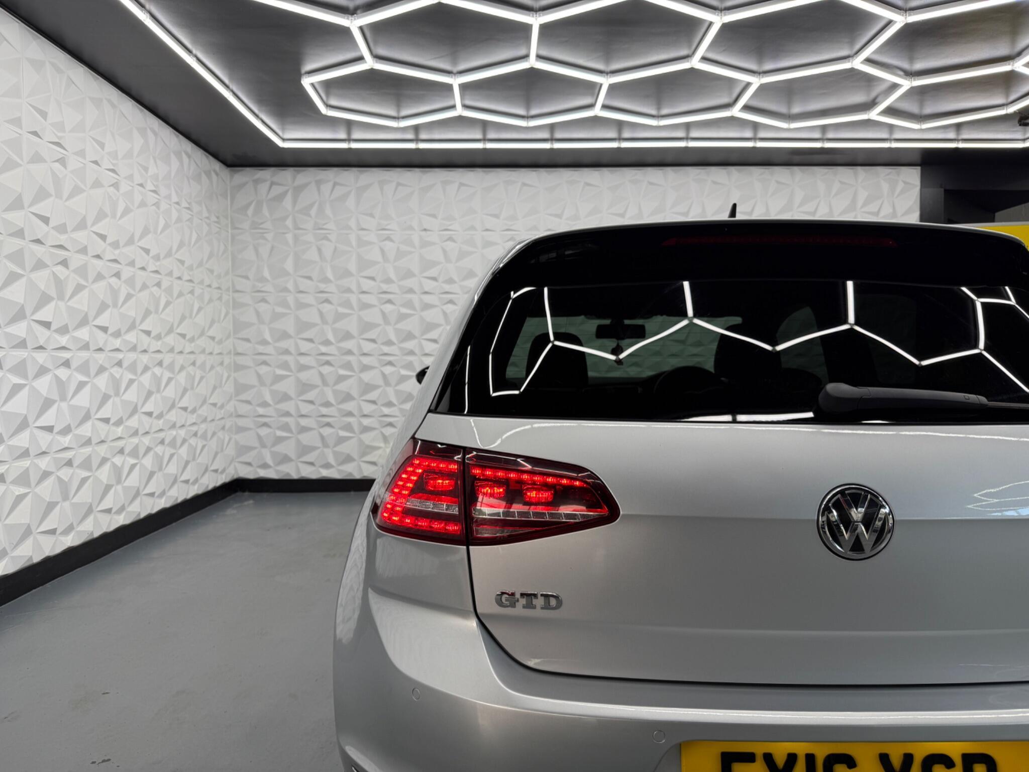 Volkswagen Golf - Image 19