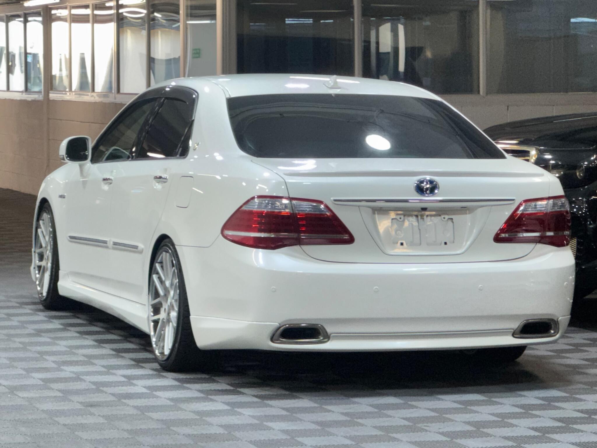 Toyota CROWN - Image 3