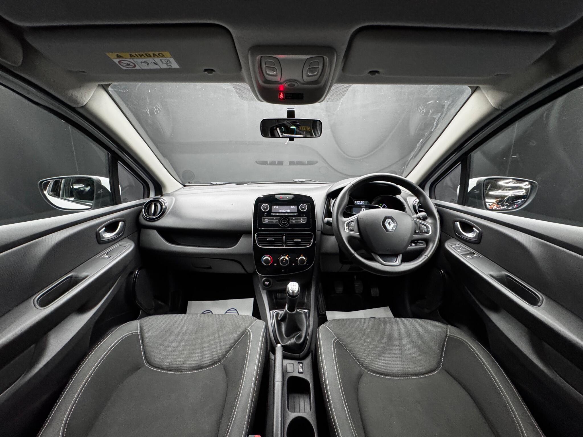Renault Clio - Image 17