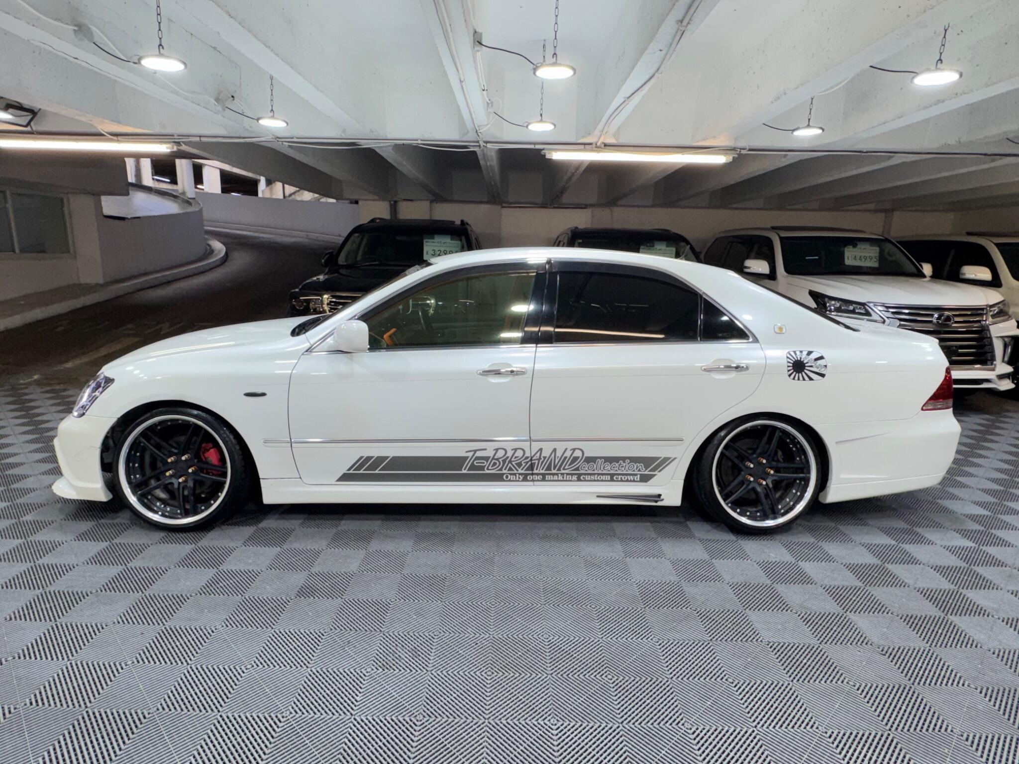 Toyota CROWN - Image 2
