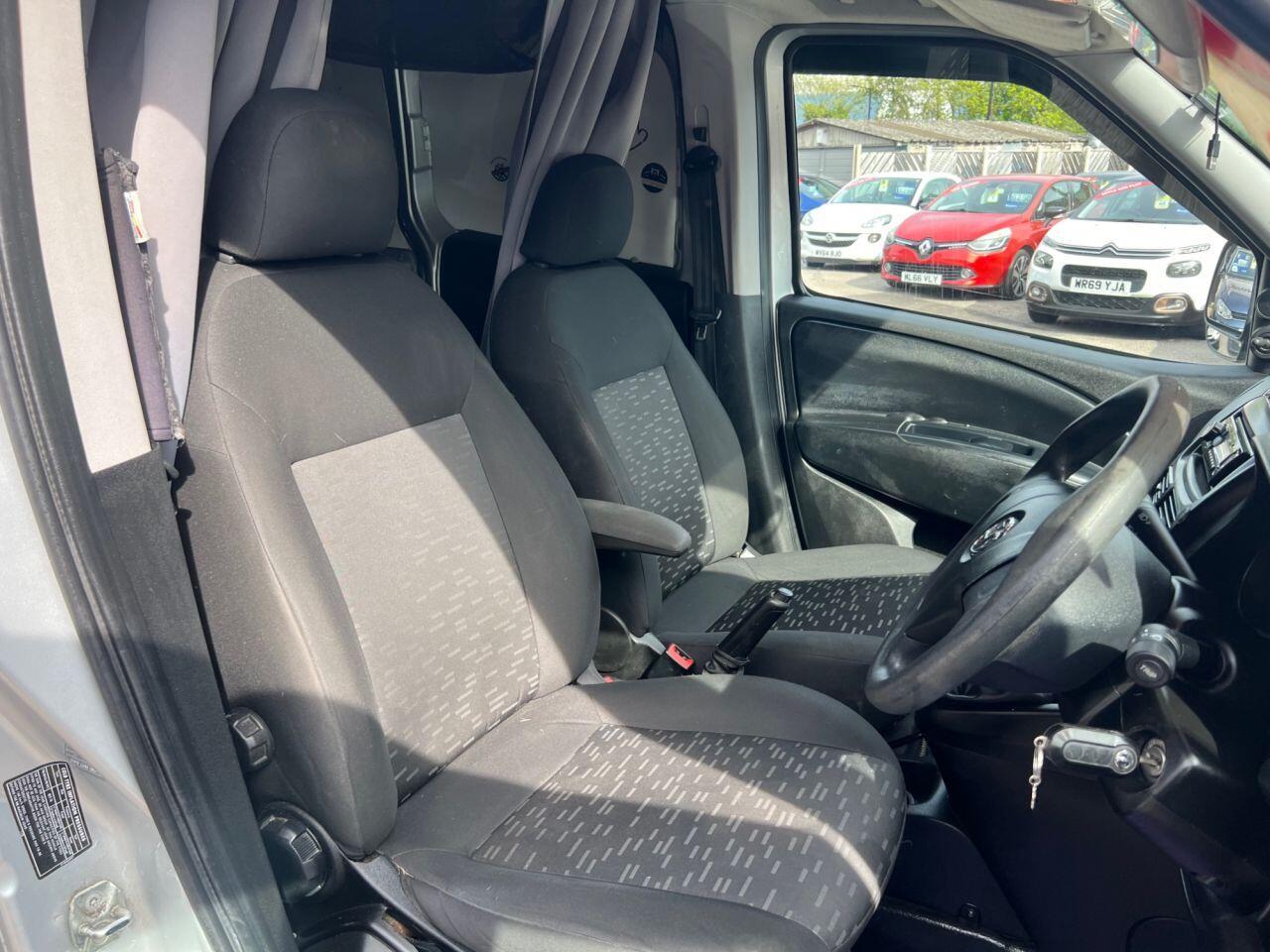 Vauxhall Combo - Image 15