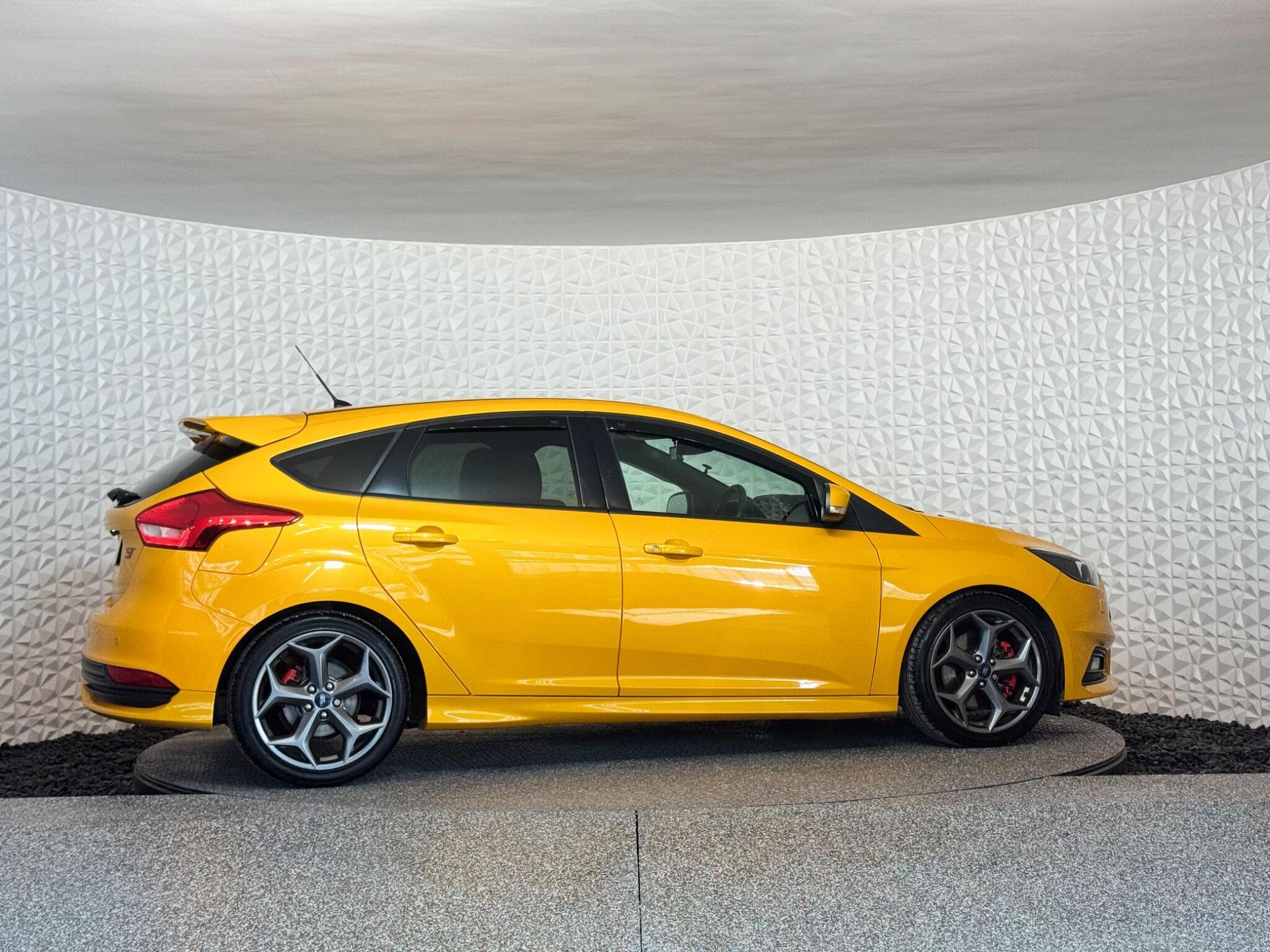 Ford Focus - Image 8