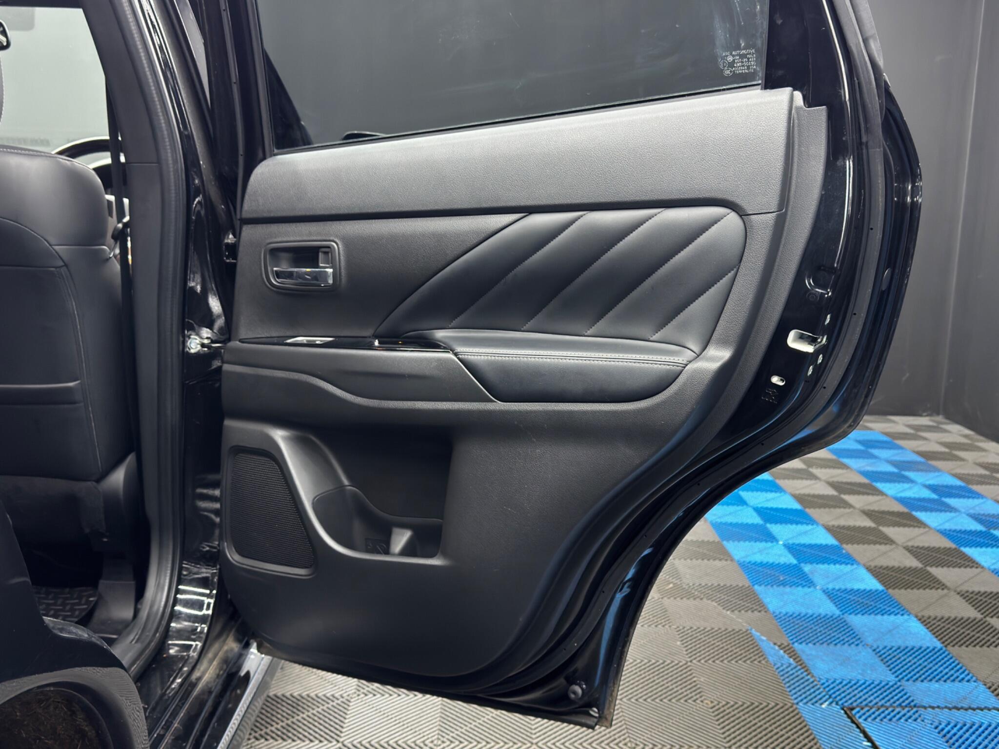 Mitsubishi Outlander - Image 40