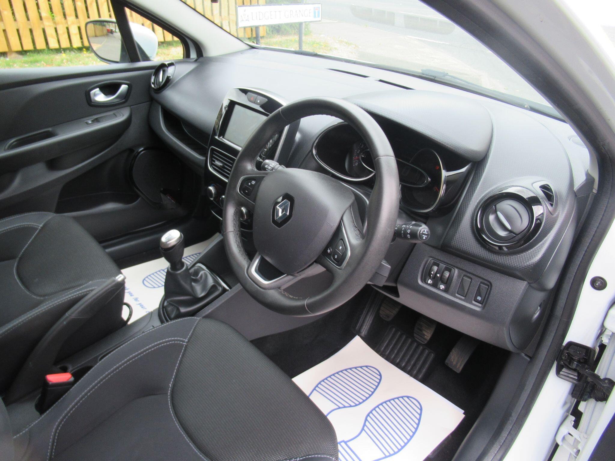 Renault Clio - Image 14