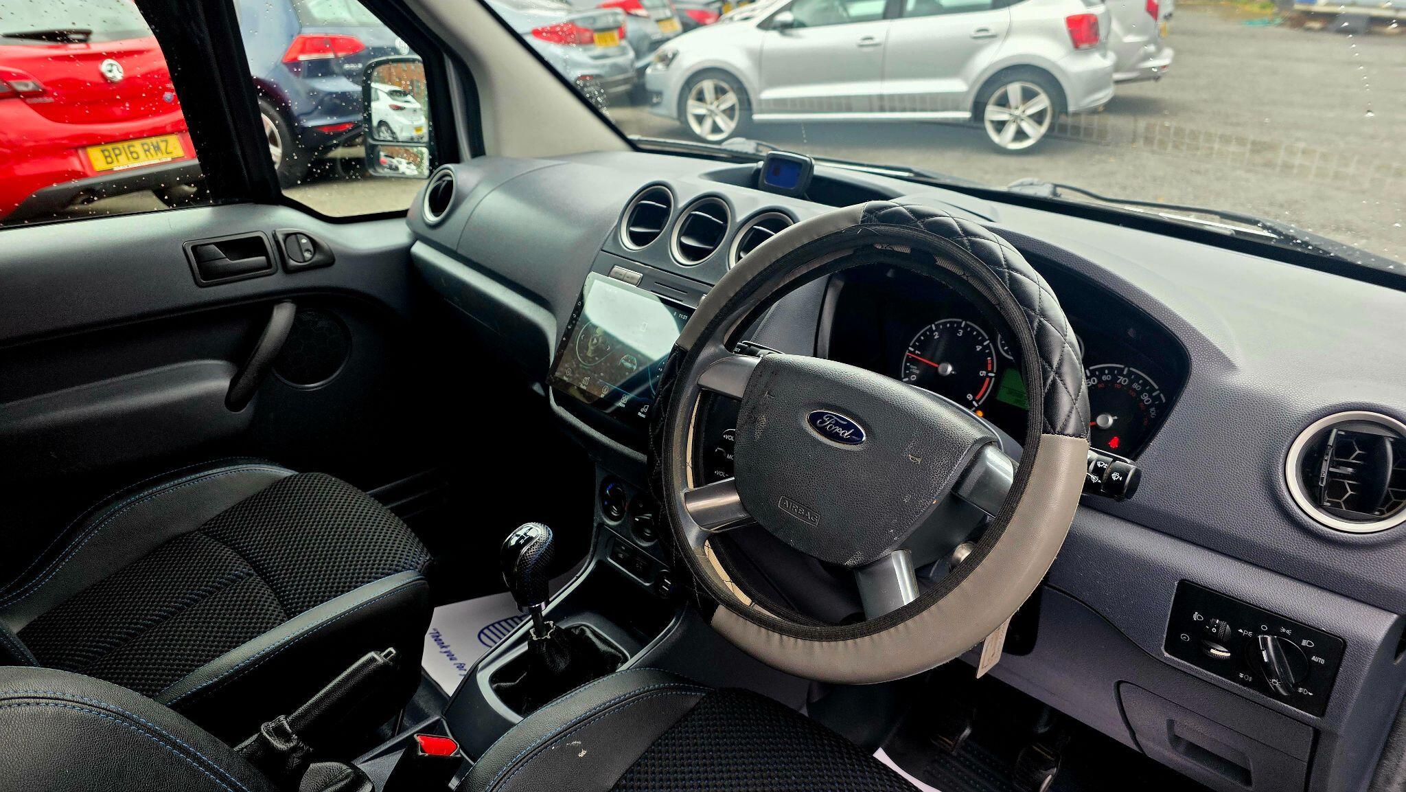 Ford Transit Connect - Image 11