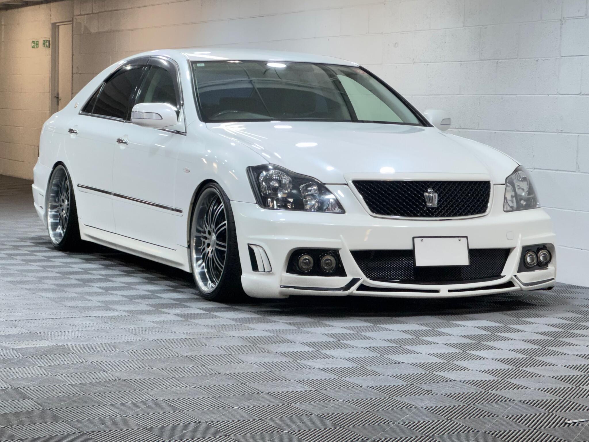 Toyota CROWN - Image 15
