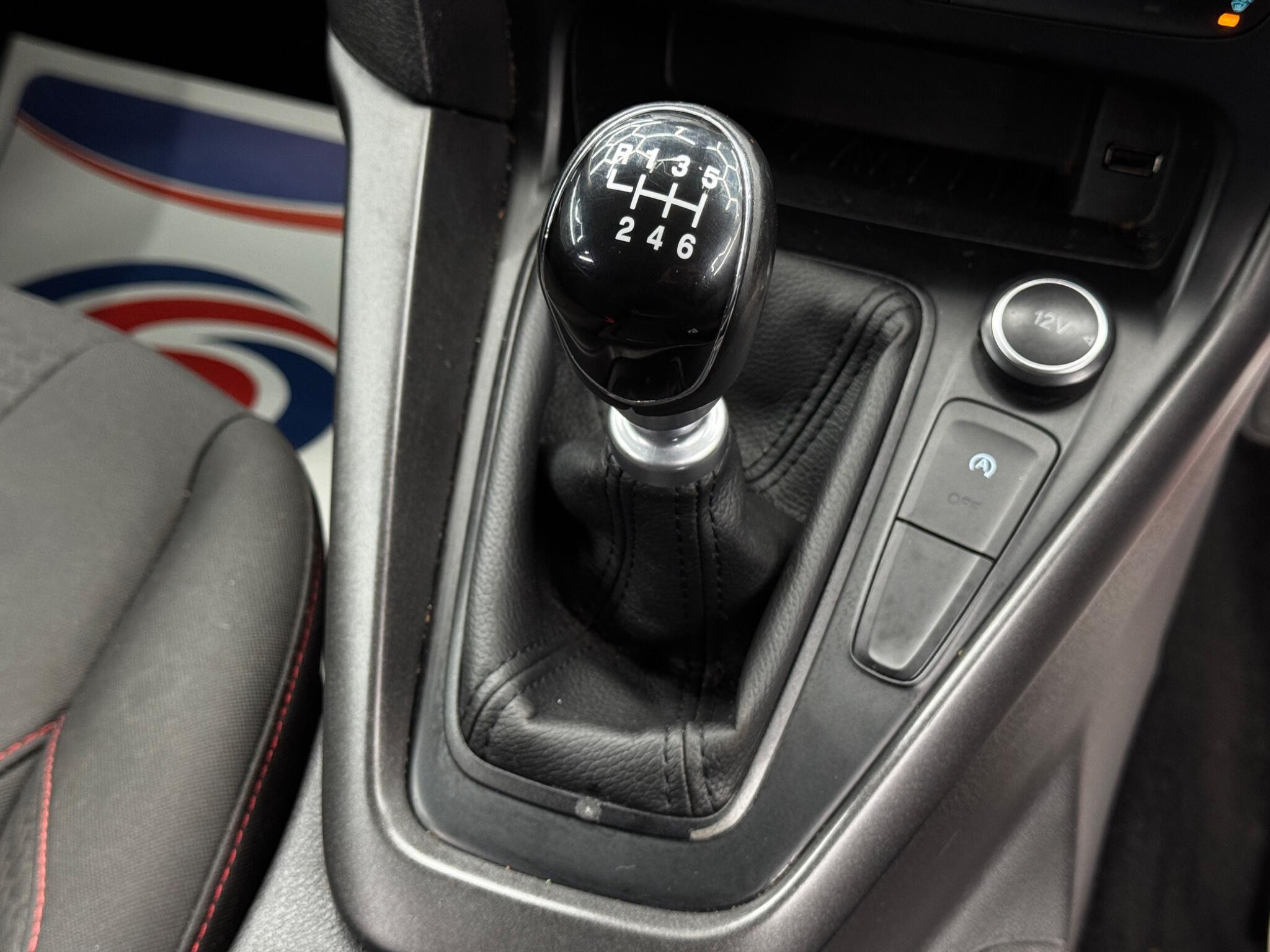Ford Focus - Image 24