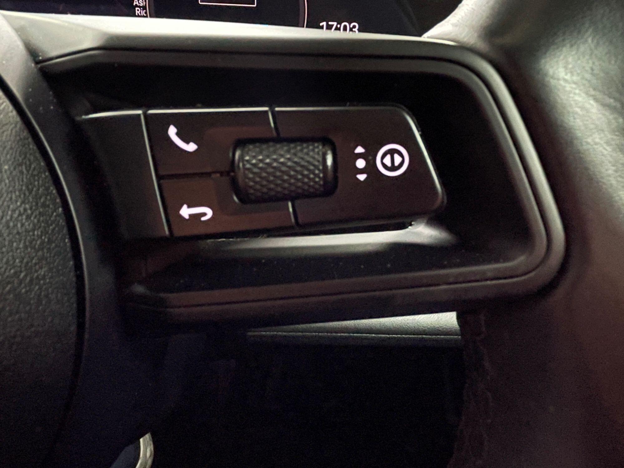 Porsche Taycan - Image 36