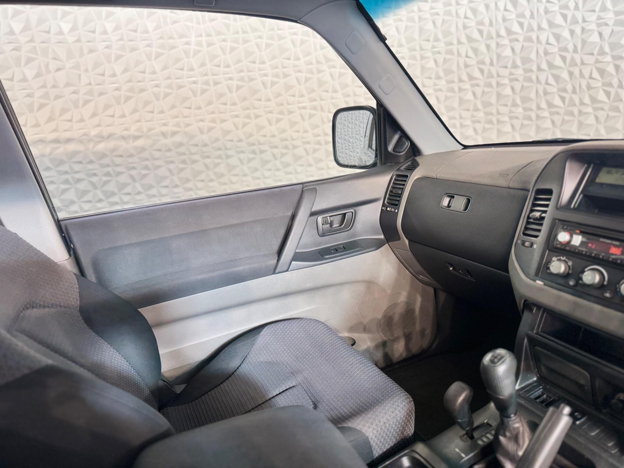 Mitsubishi Shogun - Image 32