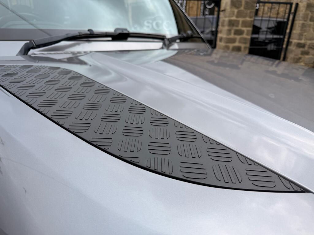 Land Rover Defender 110 - Image 18