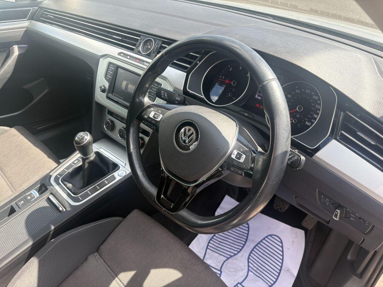 Volkswagen Passat - Image 10