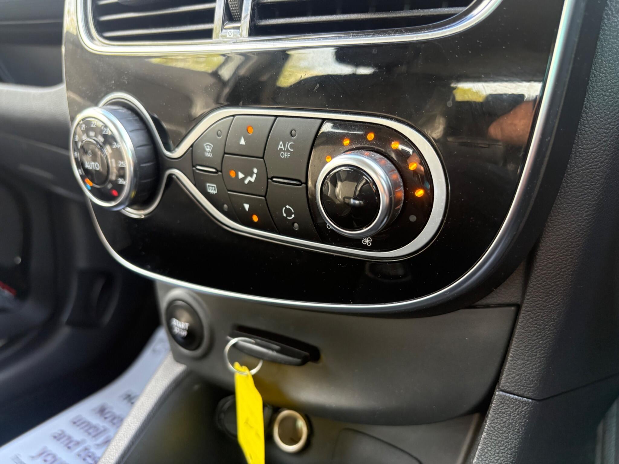 Renault Clio - Image 32