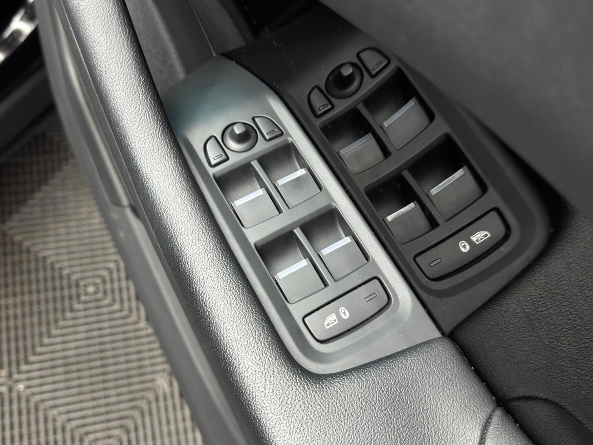 Jaguar I-Pace - Image 41