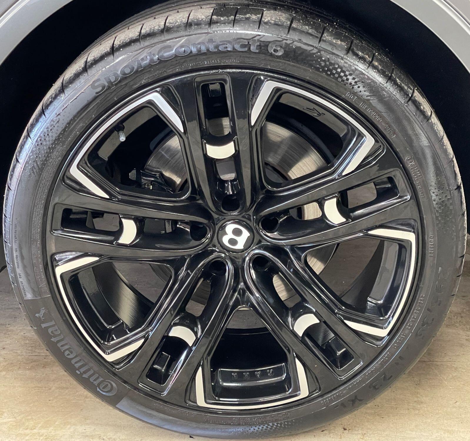 Bentley Bentayga - Image 17