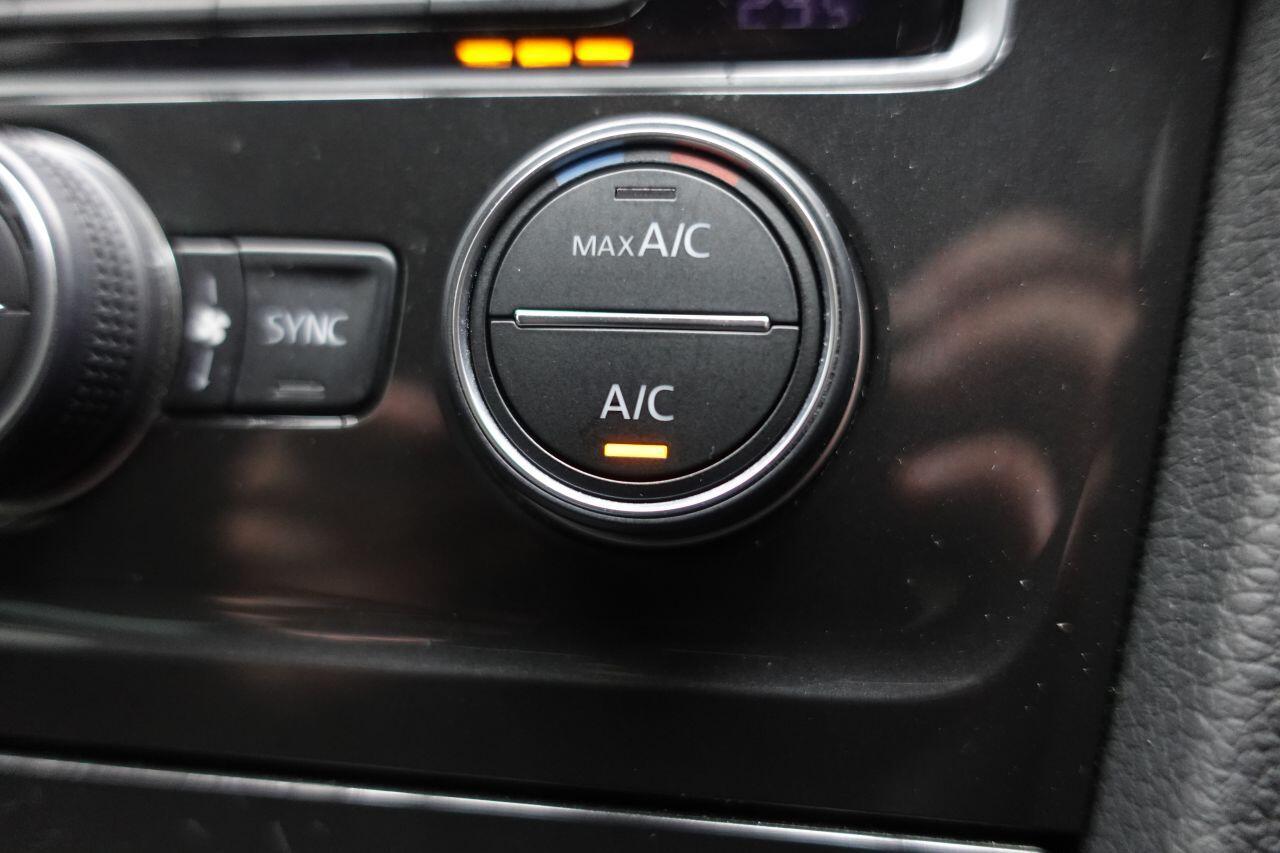 Volkswagen Golf - Image 52