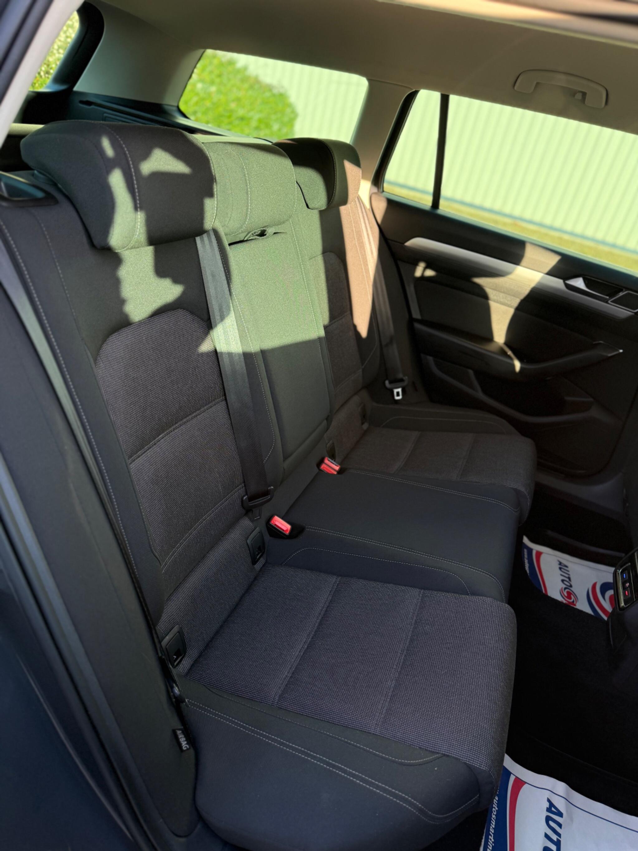 Volkswagen Passat - Image 26