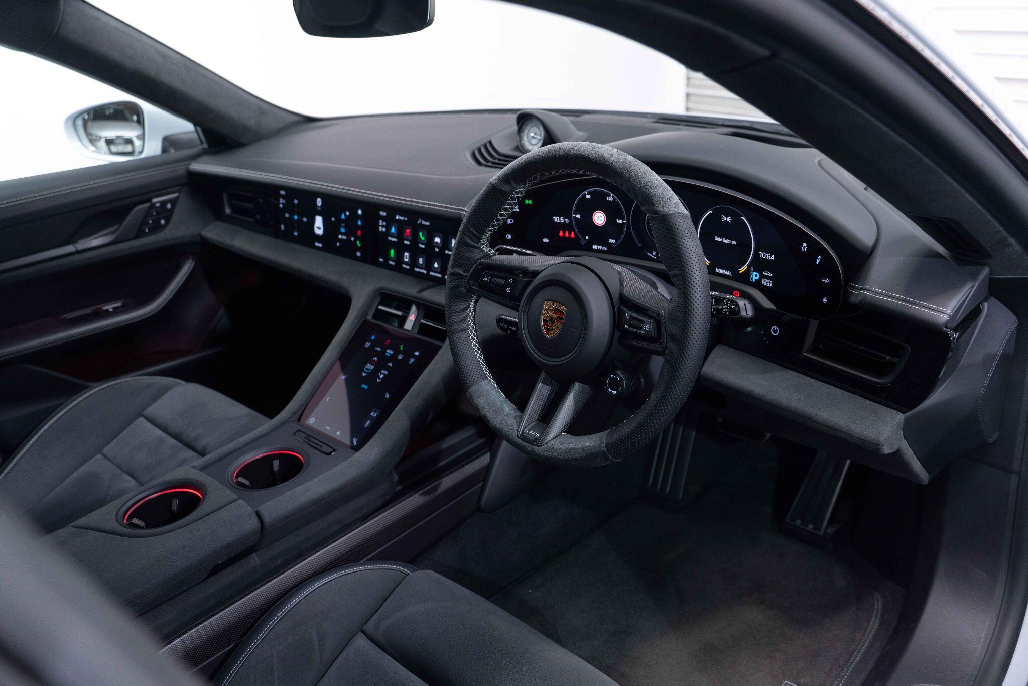 Porsche Taycan - Image 19