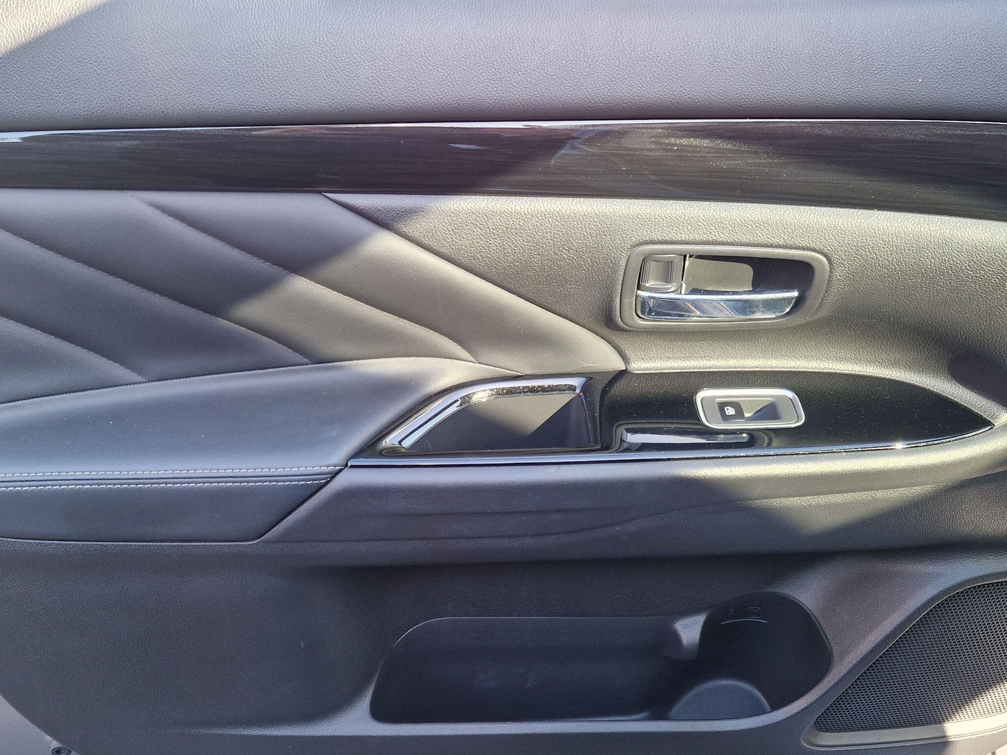 Mitsubishi Outlander - Image 40