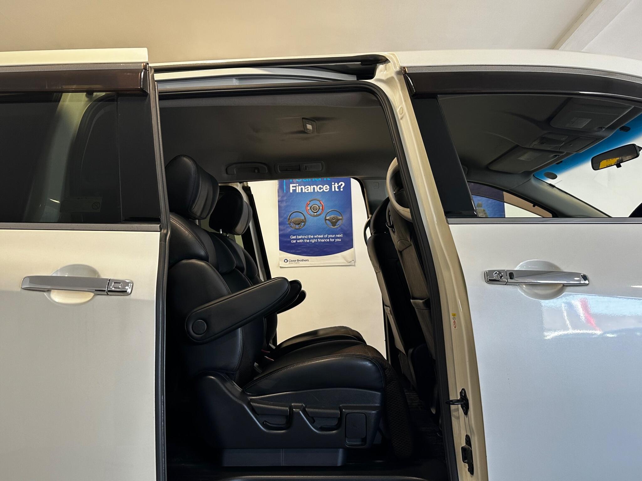 Nissan Elgrand - Image 23