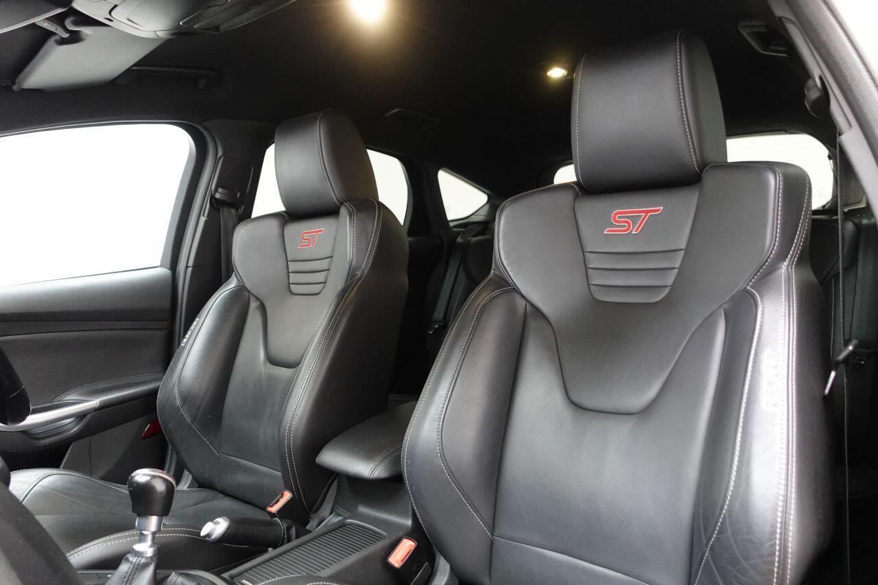 Ford Focus - Image 19