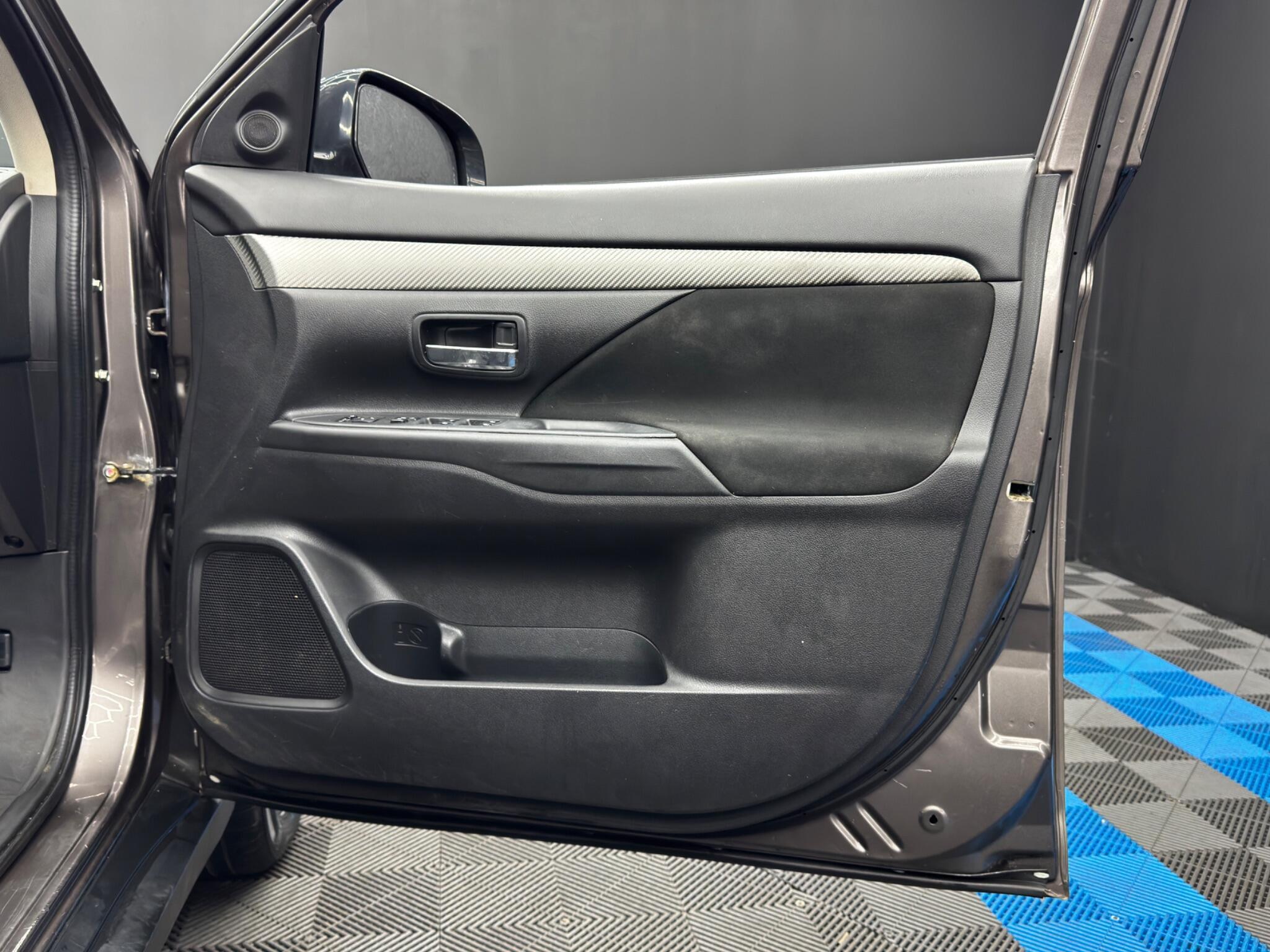 Mitsubishi Outlander - Image 32