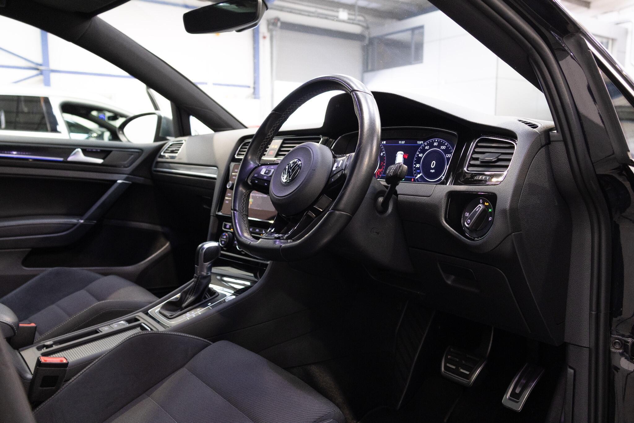 Volkswagen Golf - Image 11