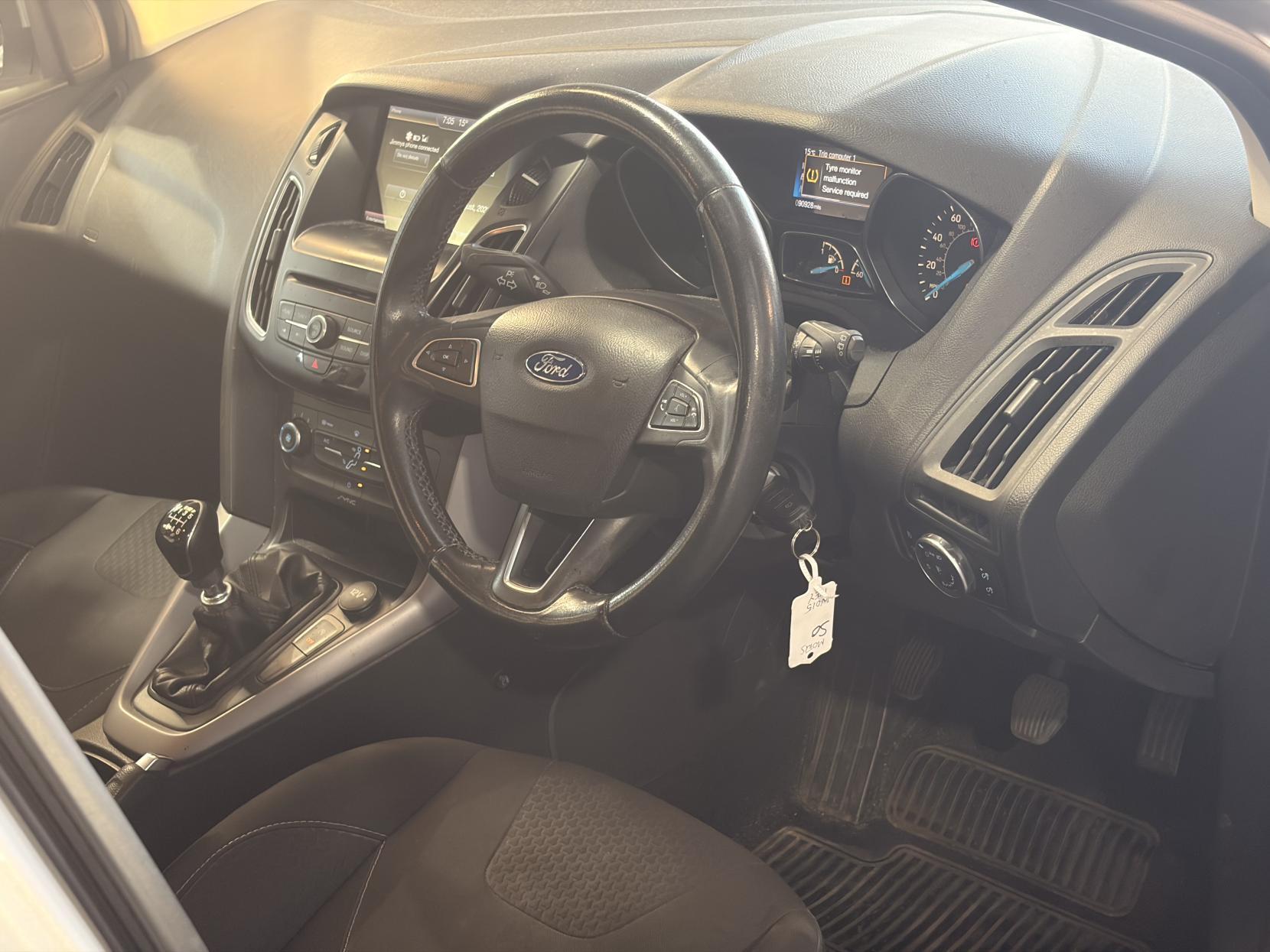 Ford Focus - Image 19