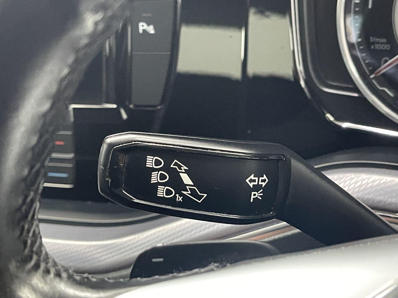 Volkswagen Touareg - Image 34