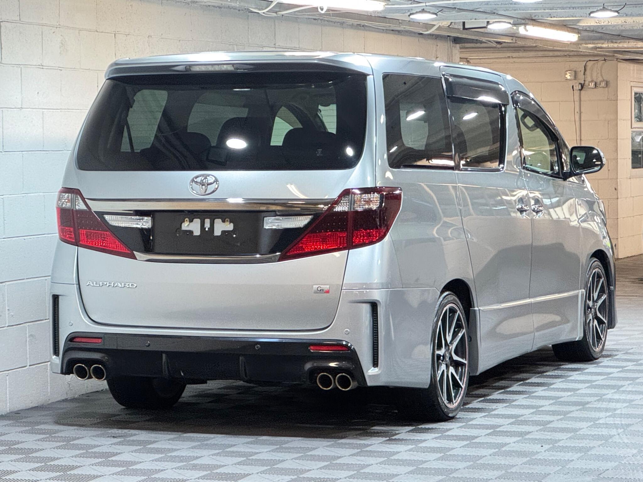 Toyota Alphard - Image 4