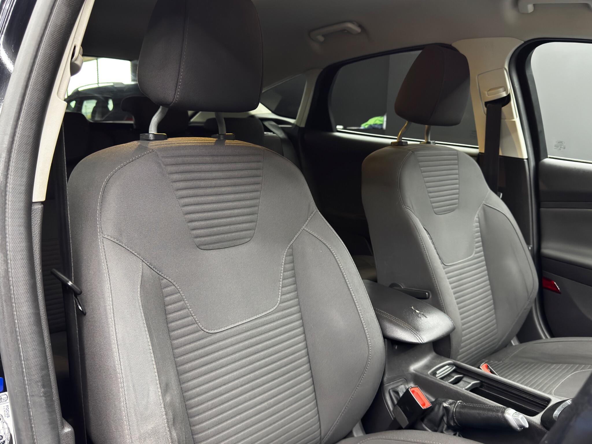 Ford Focus - Image 12