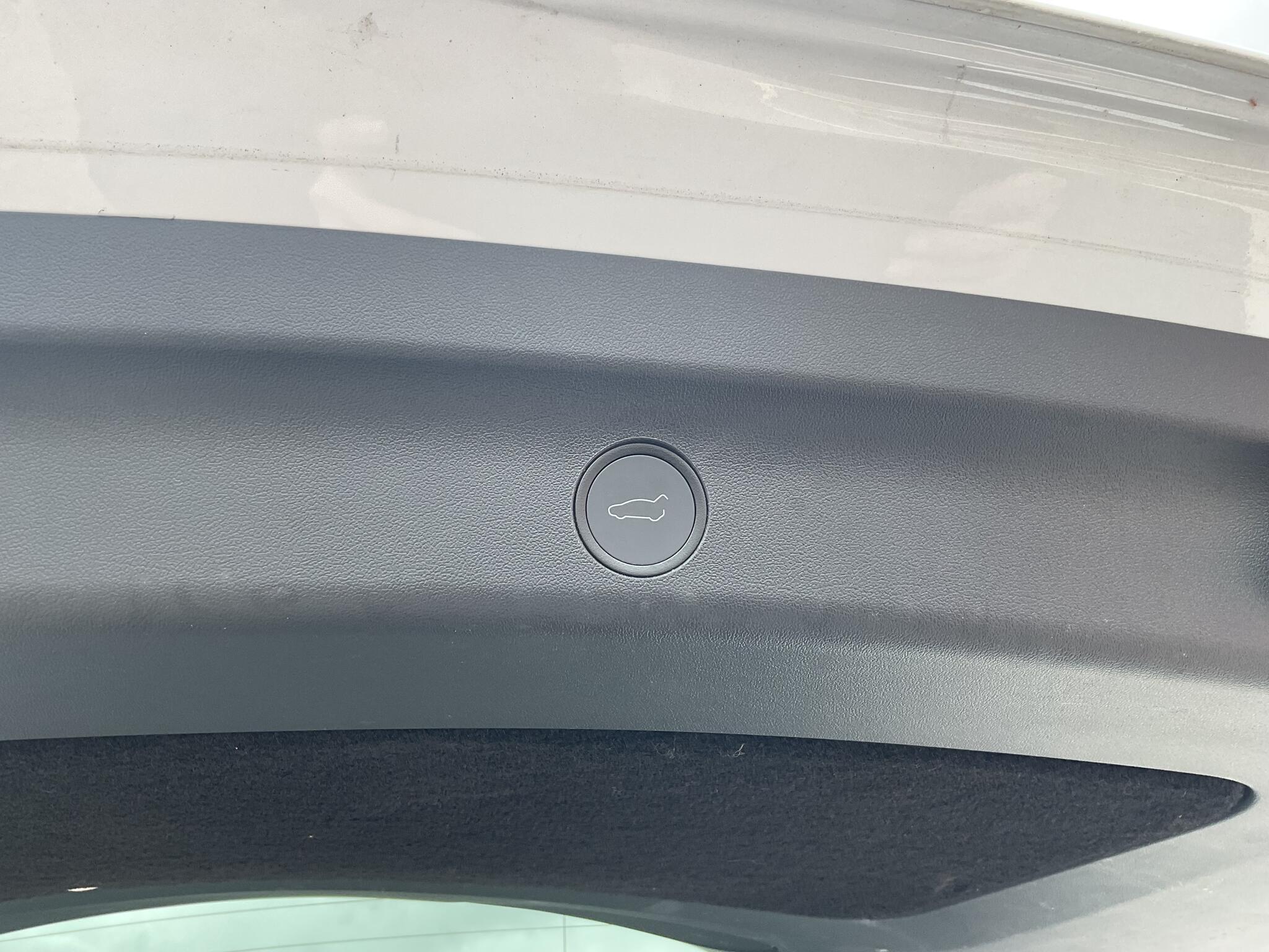 Tesla Model Y - Image 18