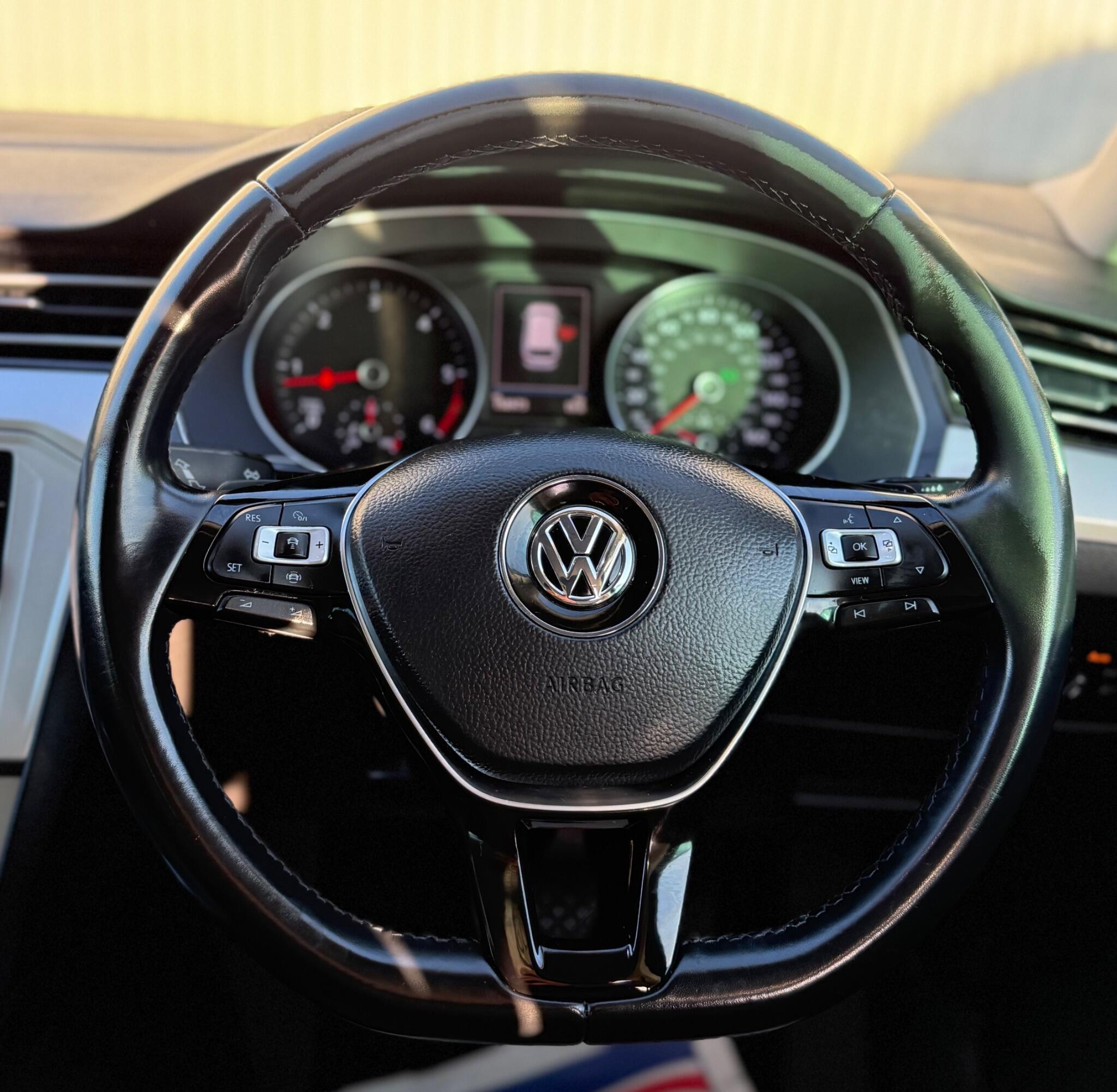 Volkswagen Passat - Image 33