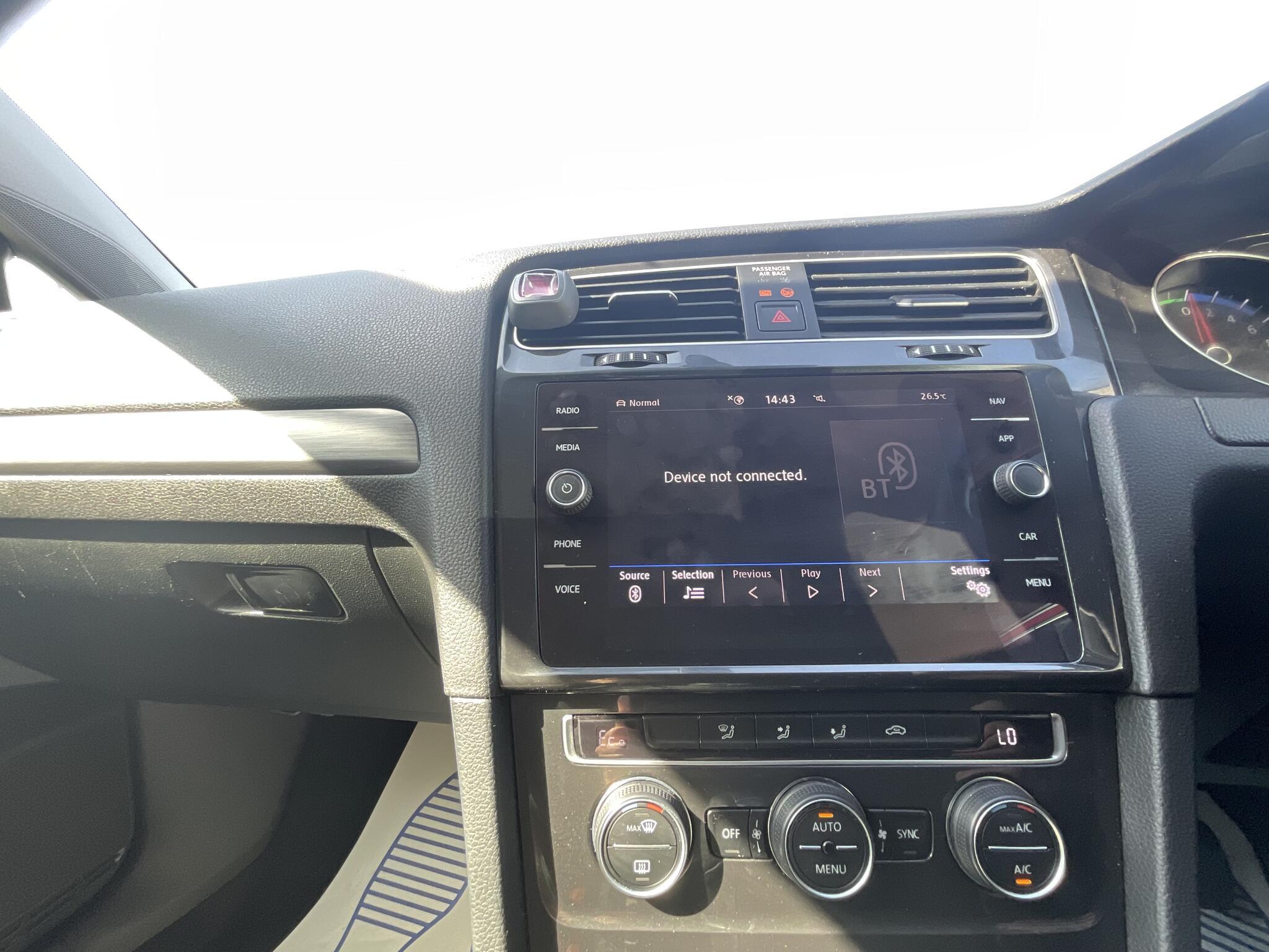 Volkswagen e-Golf - Image 20