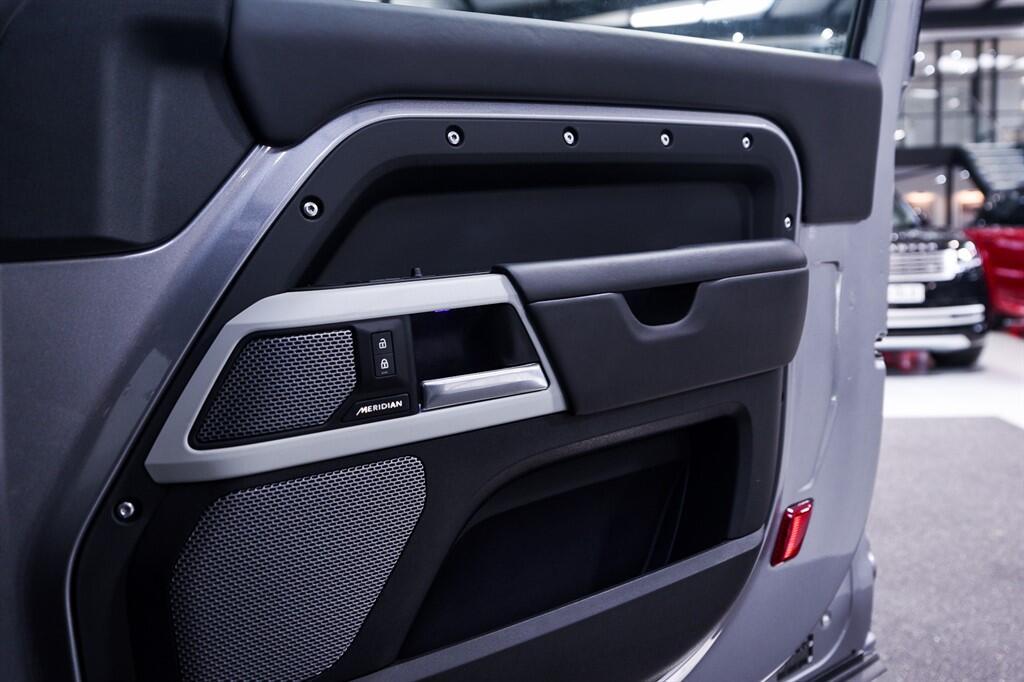 Land Rover Defender 90 - Image 27
