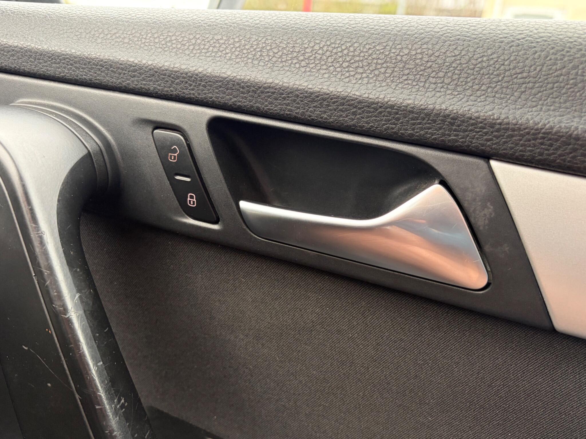 Volkswagen Passat - Image 25