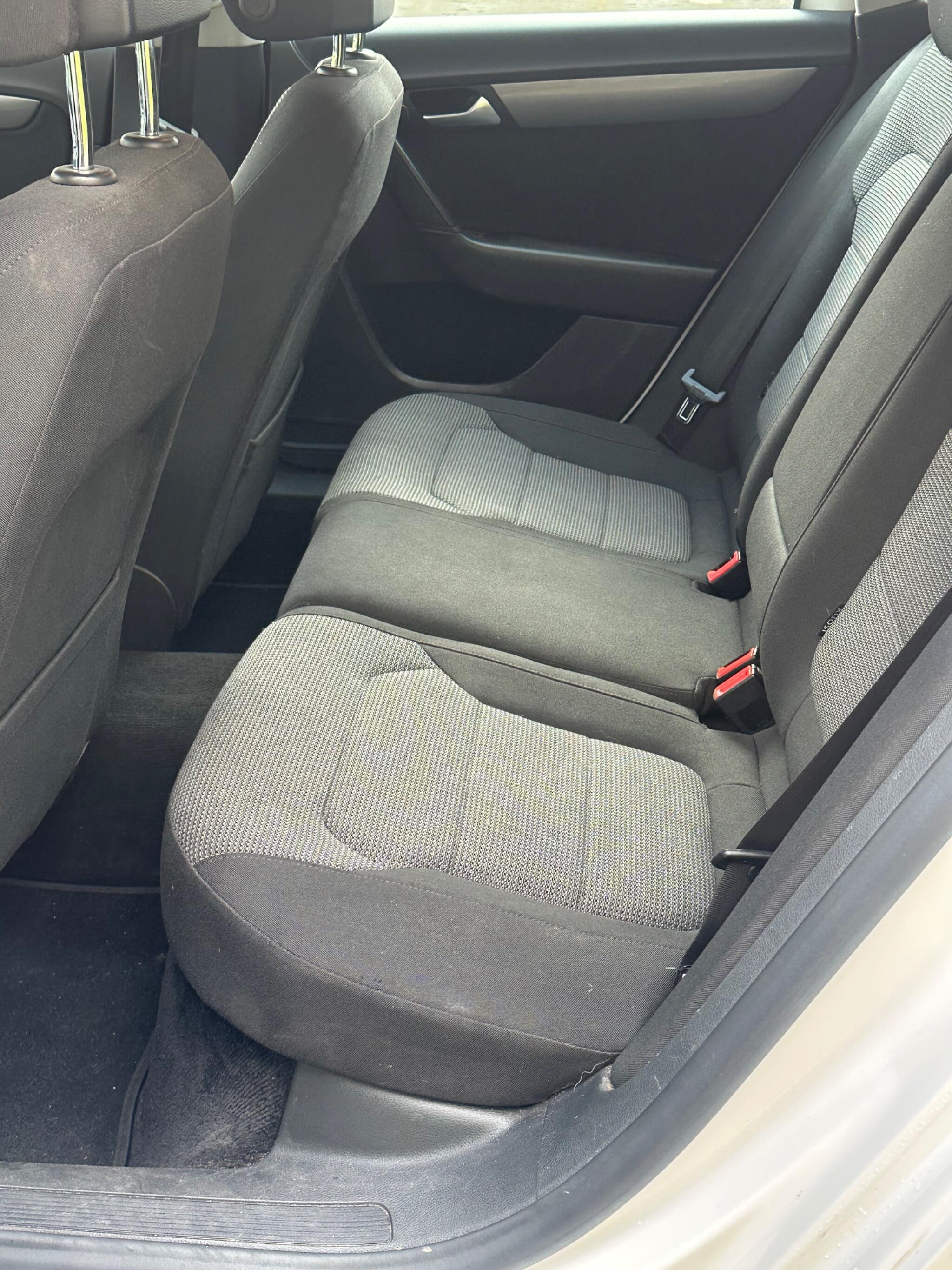 Volkswagen Passat - Image 36