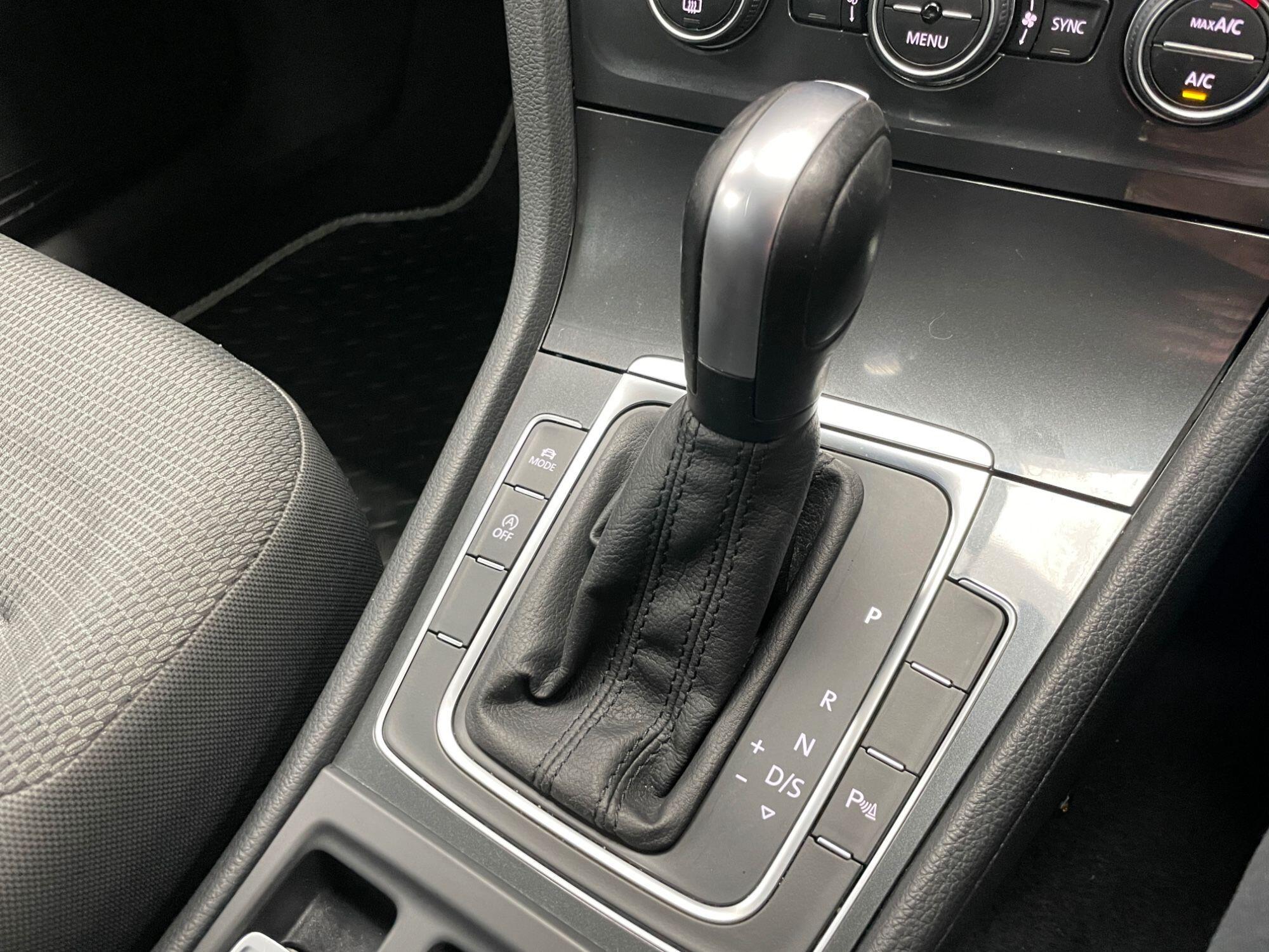 Volkswagen Golf - Image 47