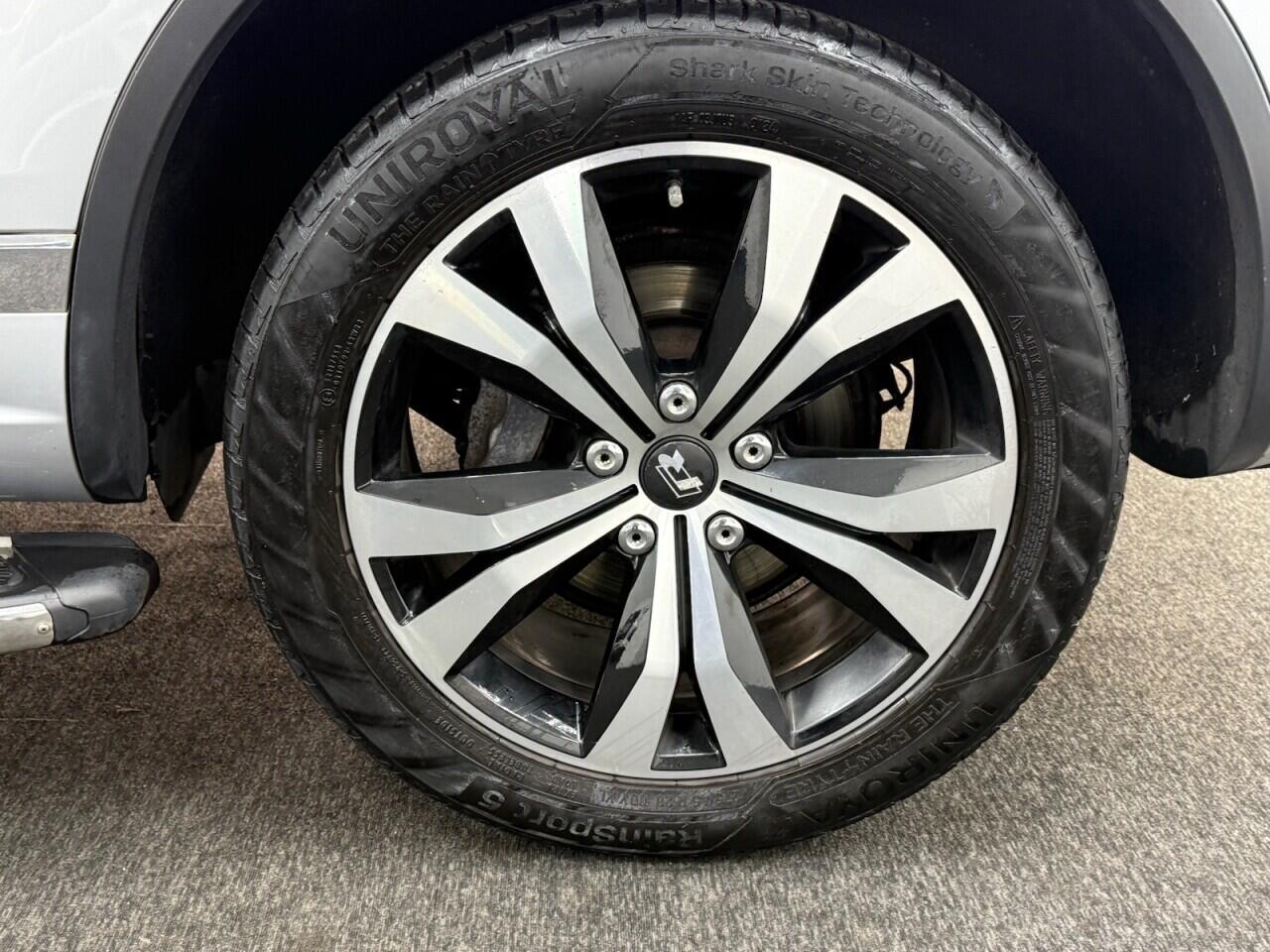 Volkswagen Touareg - Image 12