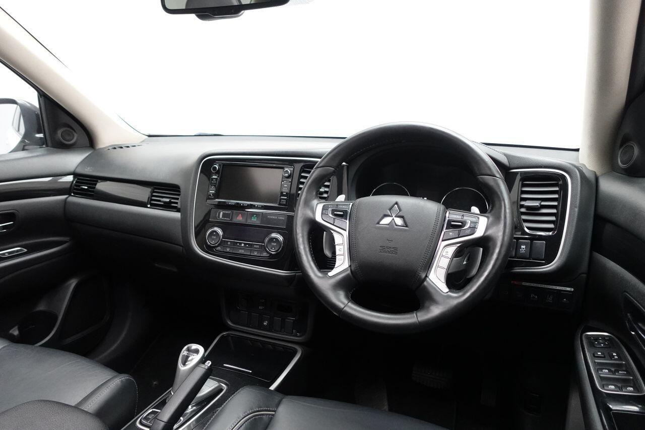 Mitsubishi Outlander - Image 15