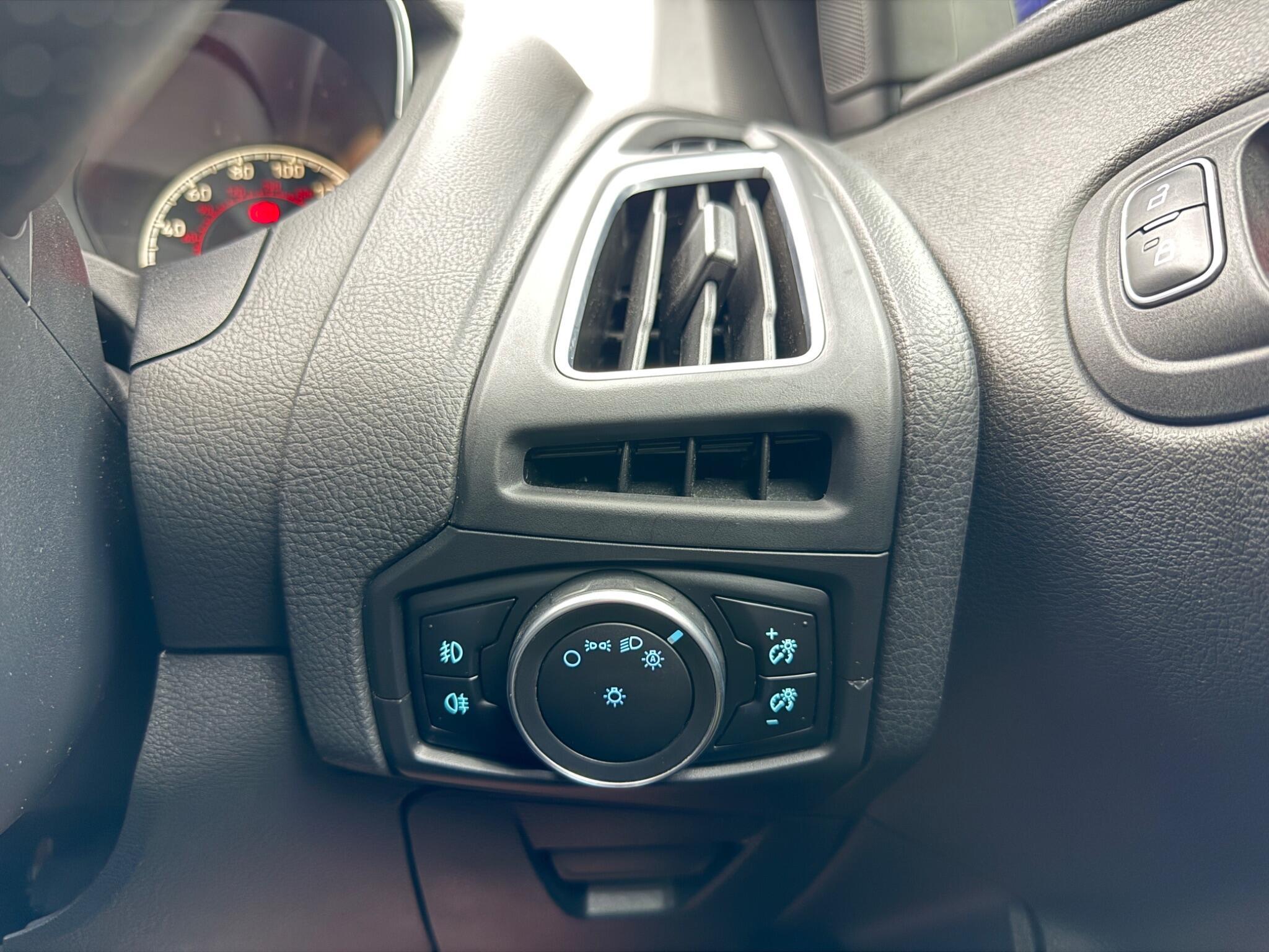 Ford Focus - Image 41
