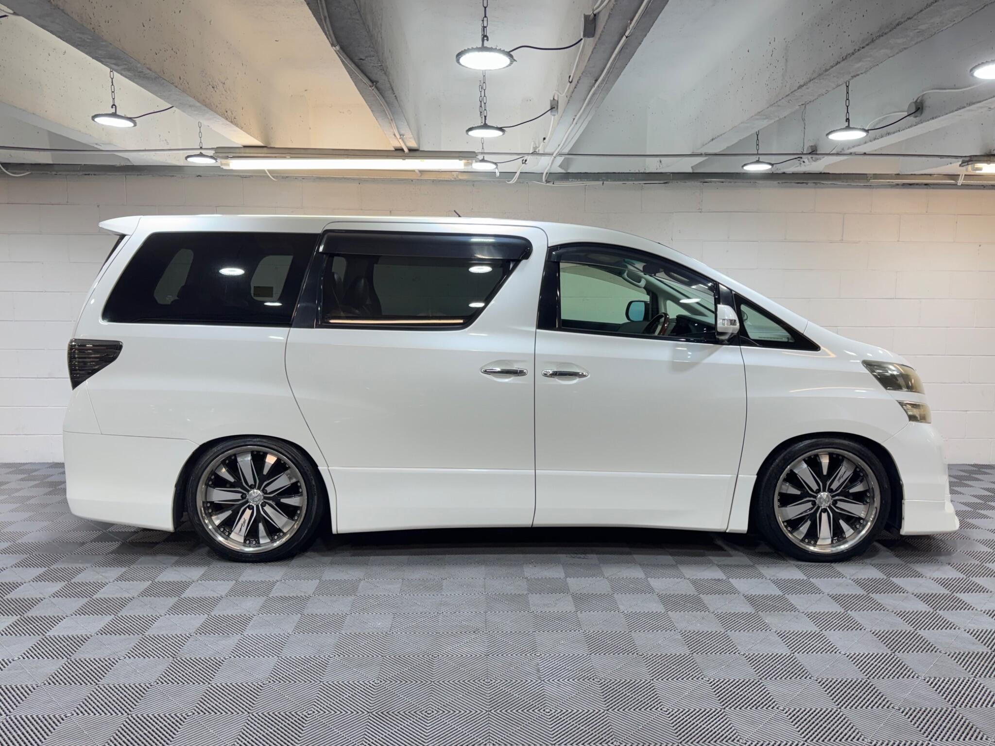Toyota Vellfire - Image 5