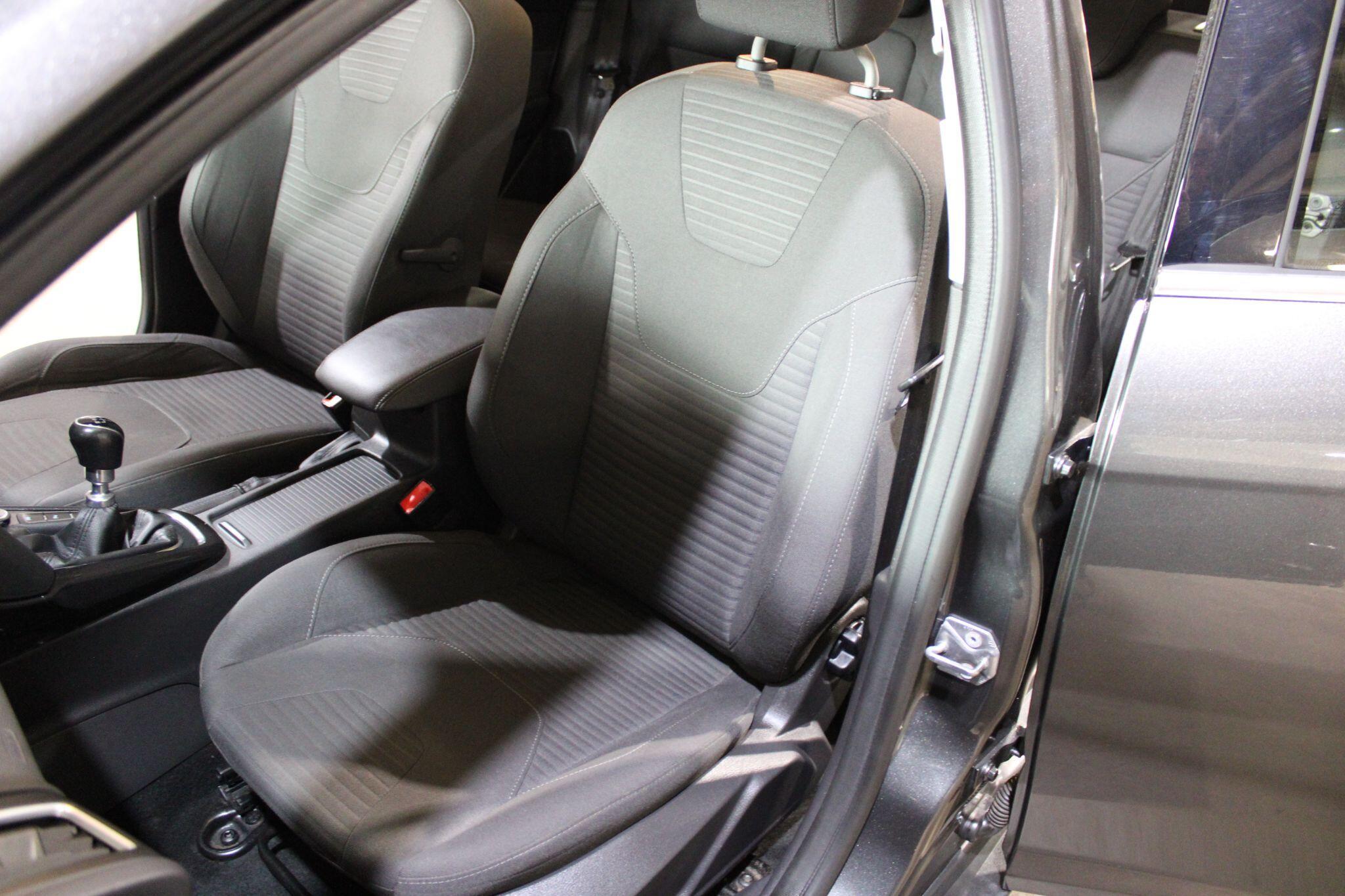 Ford Focus - Image 10