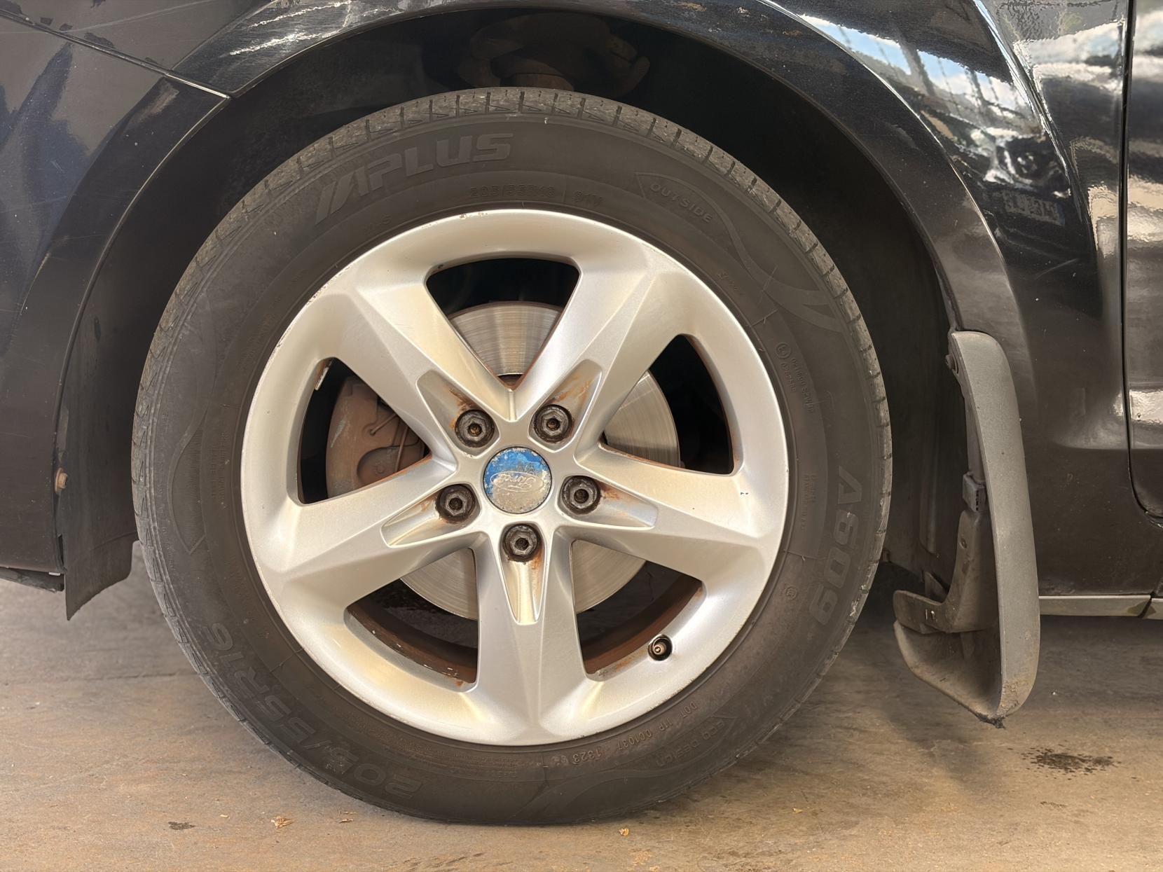 Ford Focus - Image 12