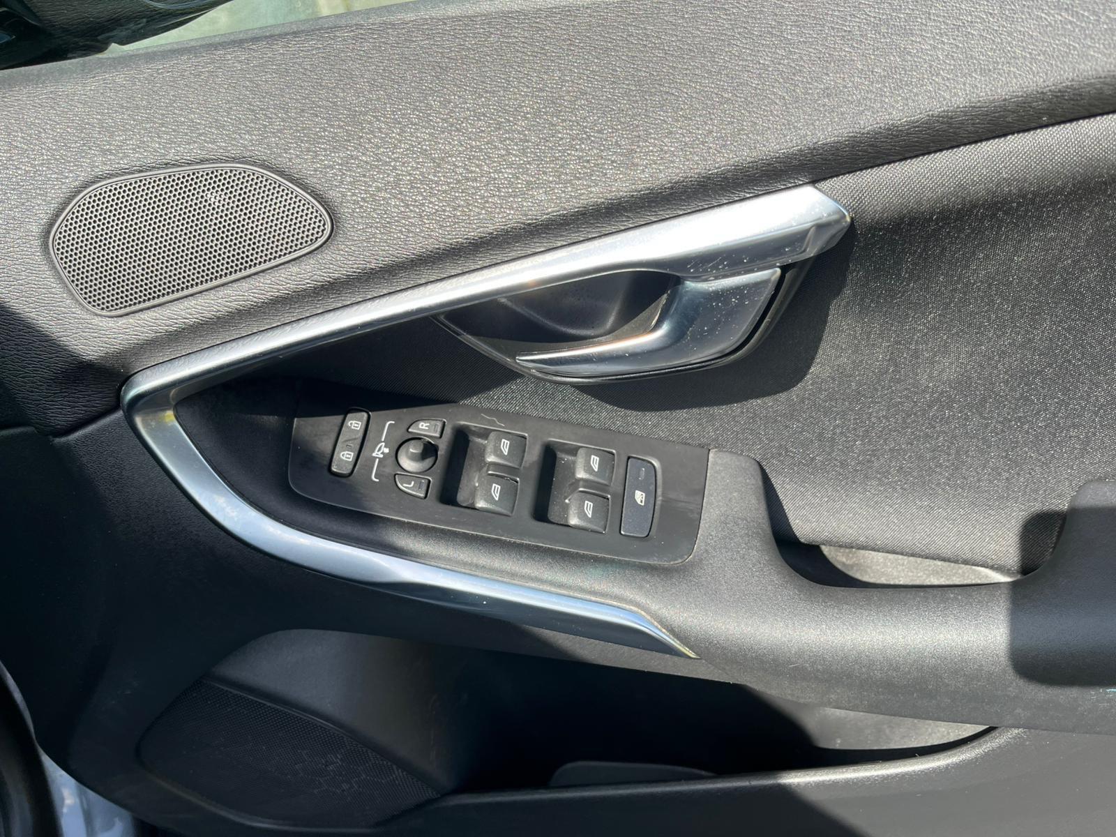 Volvo V40 - Image 14