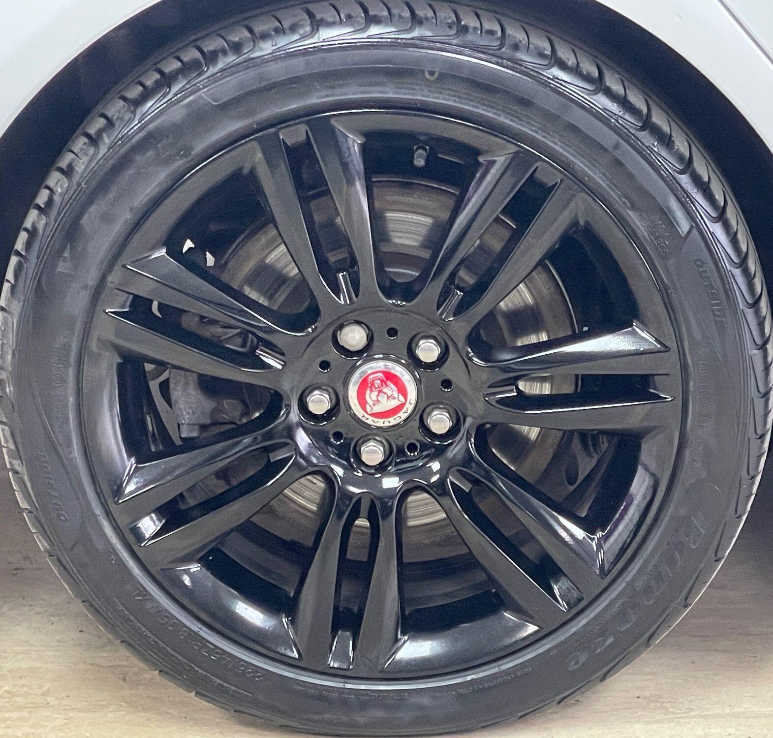 Jaguar XE - Image 13