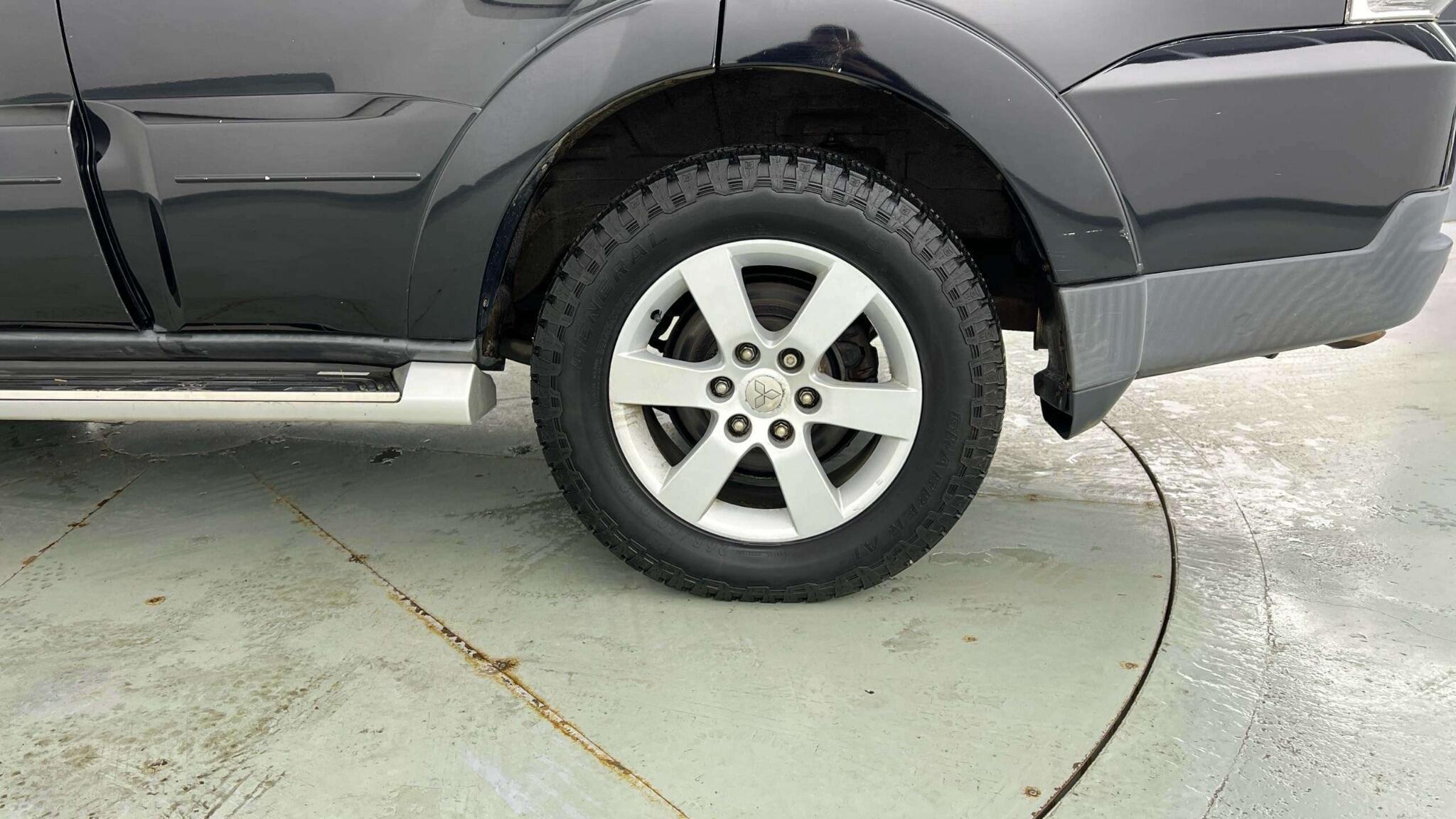 Mitsubishi Shogun - Image 12