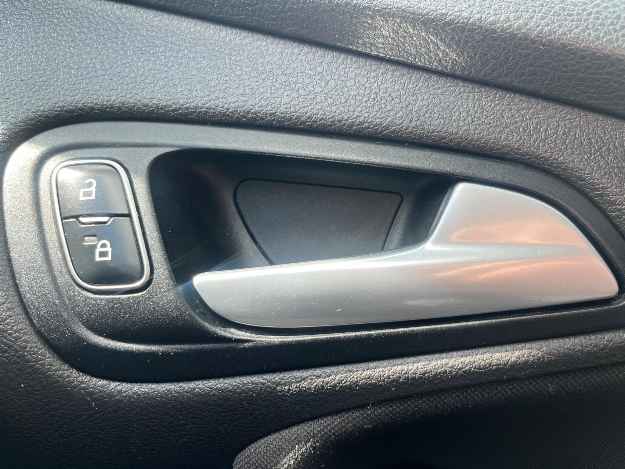 Ford Focus - Image 10