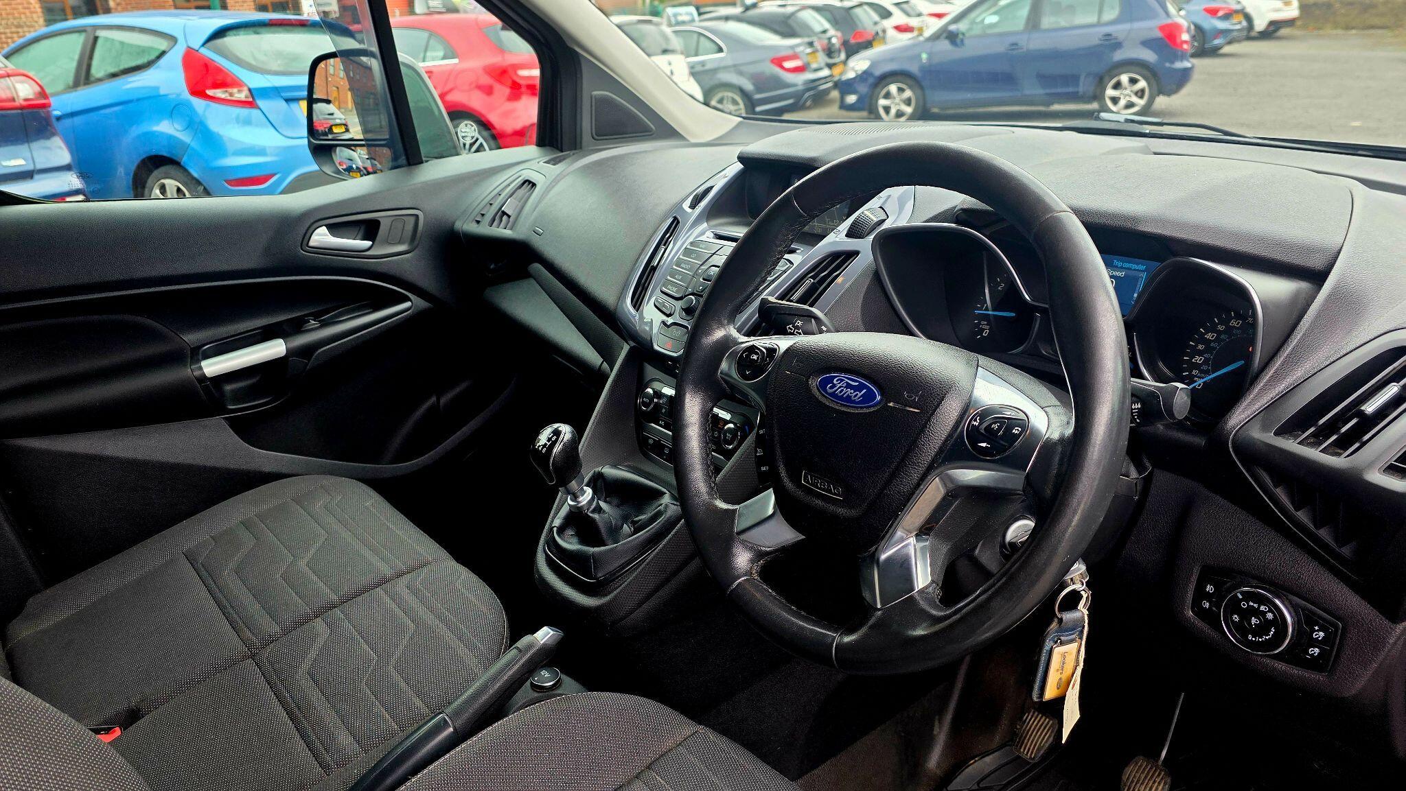 Ford Transit Connect - Image 11