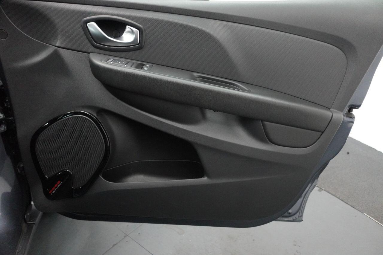 Renault Clio - Image 16
