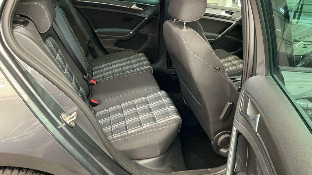 Volkswagen Golf - Image 8